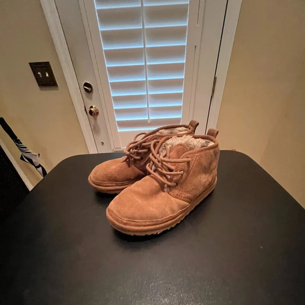 Ugg size 5 boots 3236 tan